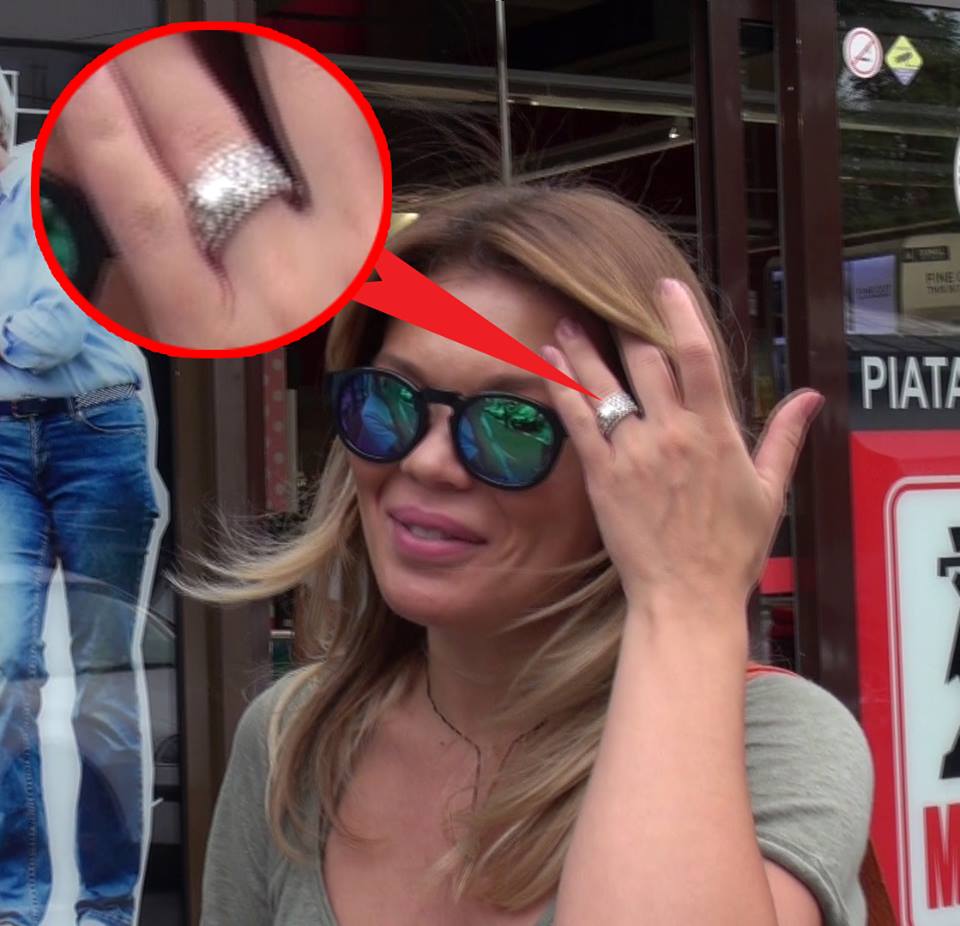 Gina poarta deja un inel pe deget