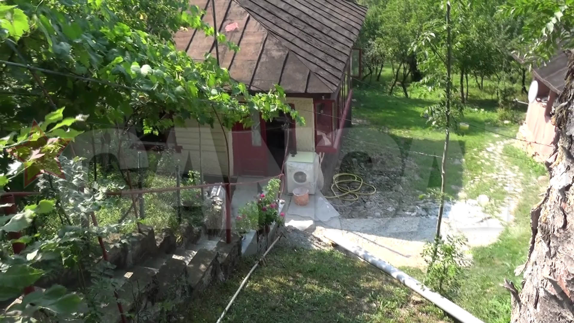 Casa in care sta tatal romanului condamnat la moarte