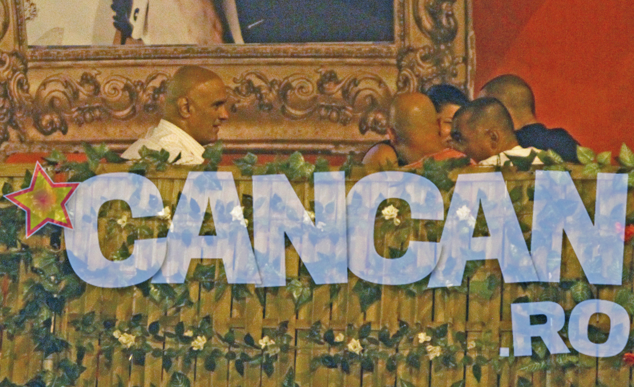 Fane Spoitoru sta de vorba cu amicii sai