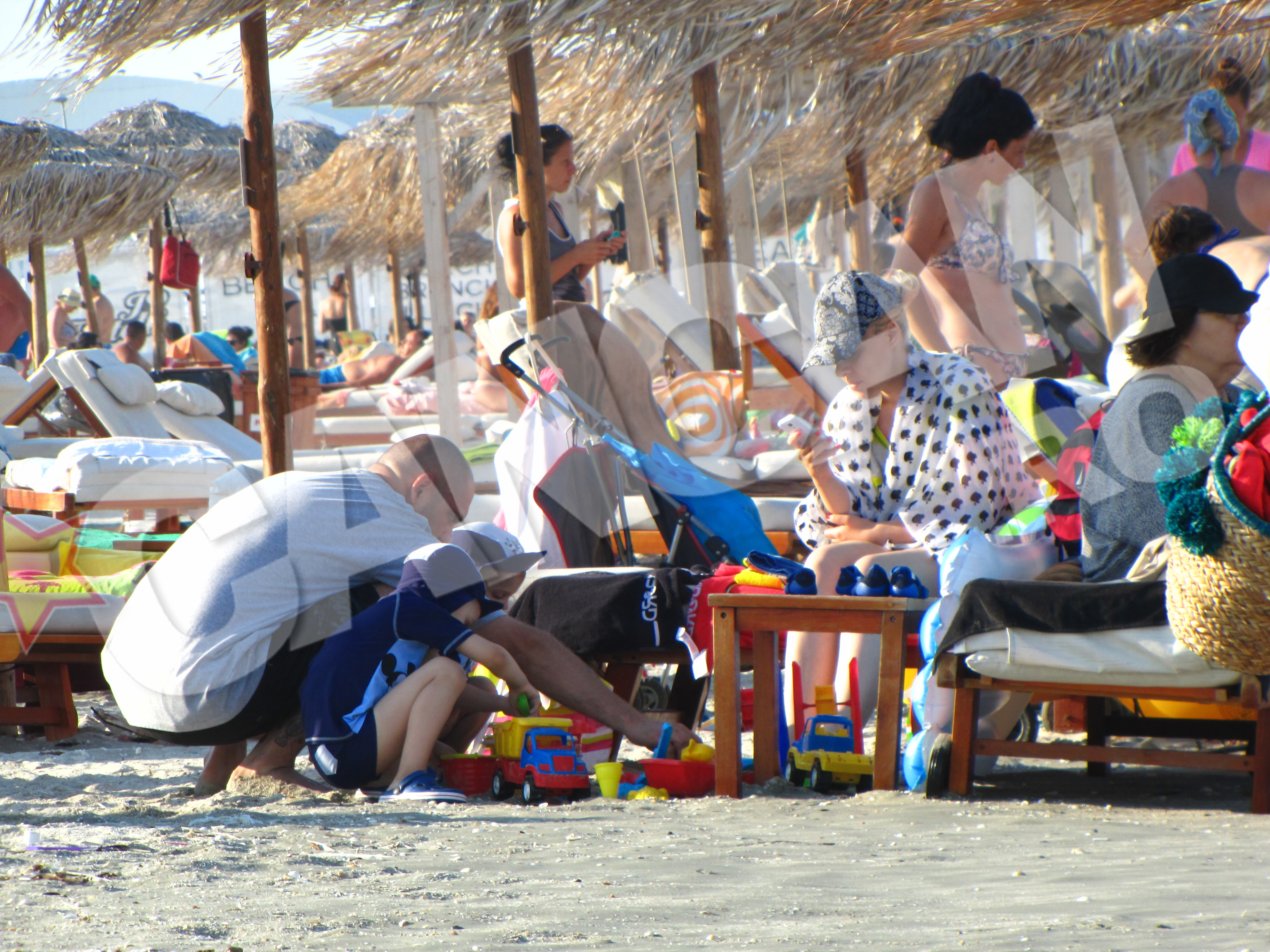 Interpretul se joaca cu cei mici