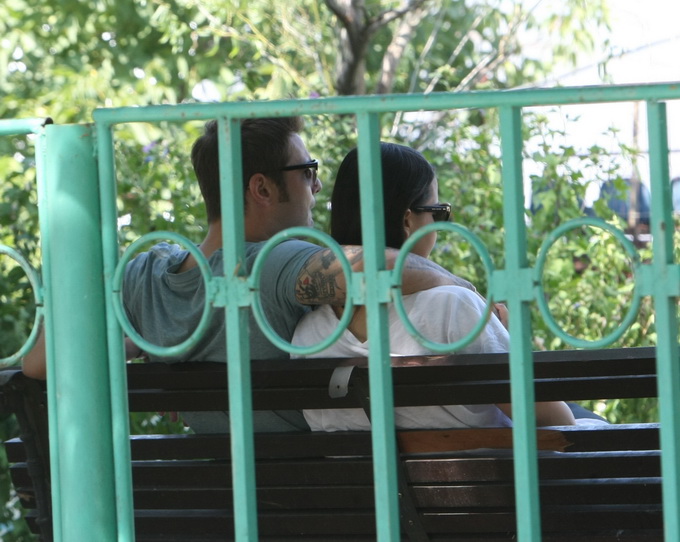 Mutu si Sandra s-au oprit pe o banca, iar fotbalistul a parut precum un adolescent indragostit