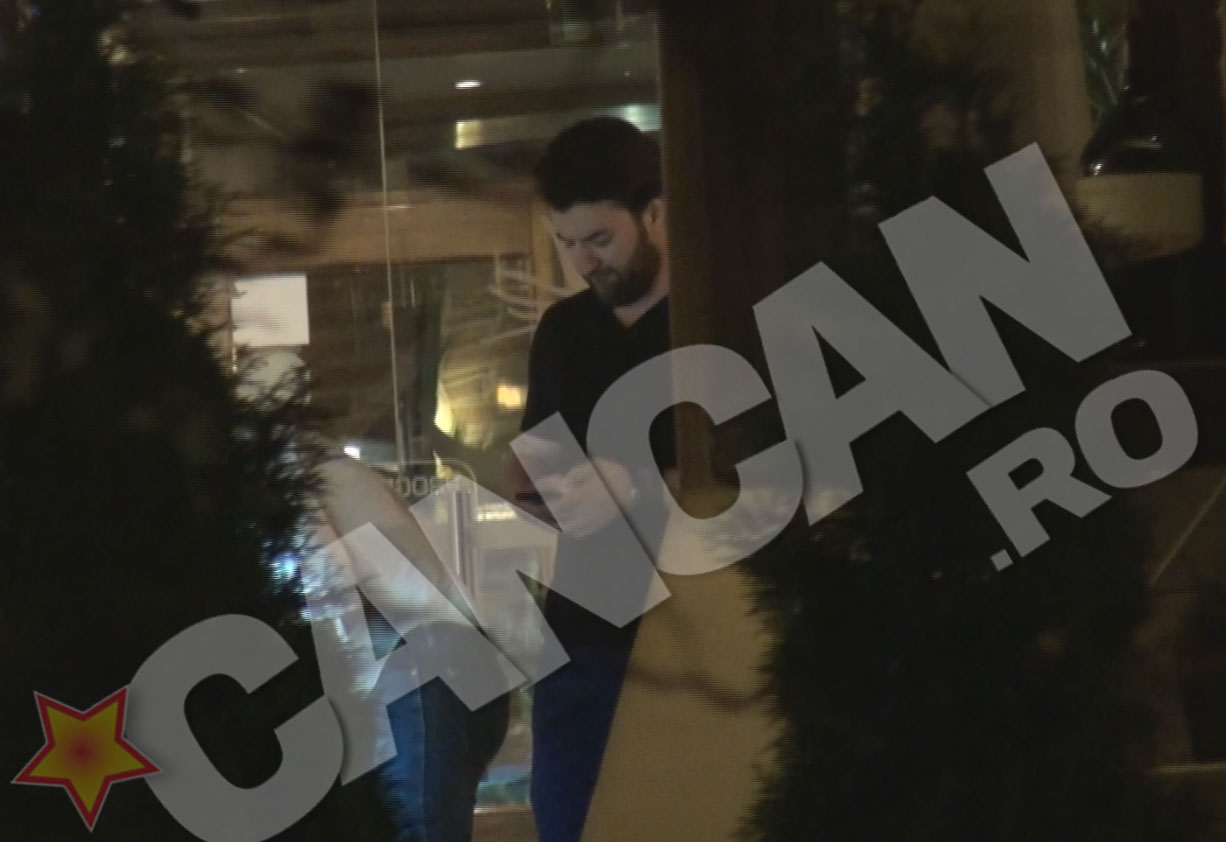 Smiley nu a ridicat privirea din telefon minute in sir