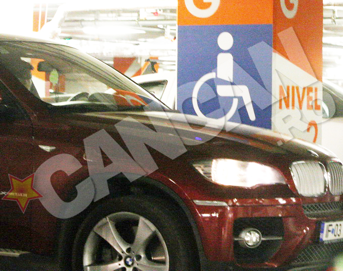 Sotia lui Gigi a parcat pe un loc destinat persoanelor cu handicap