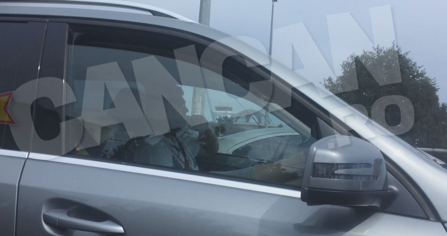 Loredana se relaxeaza pe scaunul din dreapta al masinii