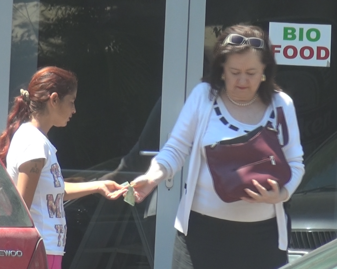 La un moment dat, mama Oanei Roman a intins doua bacnote de cate un leu unei cersetoare