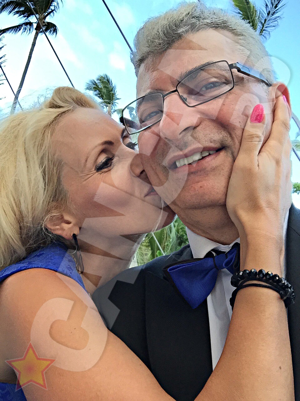 Blonda il saruta pe obraz.