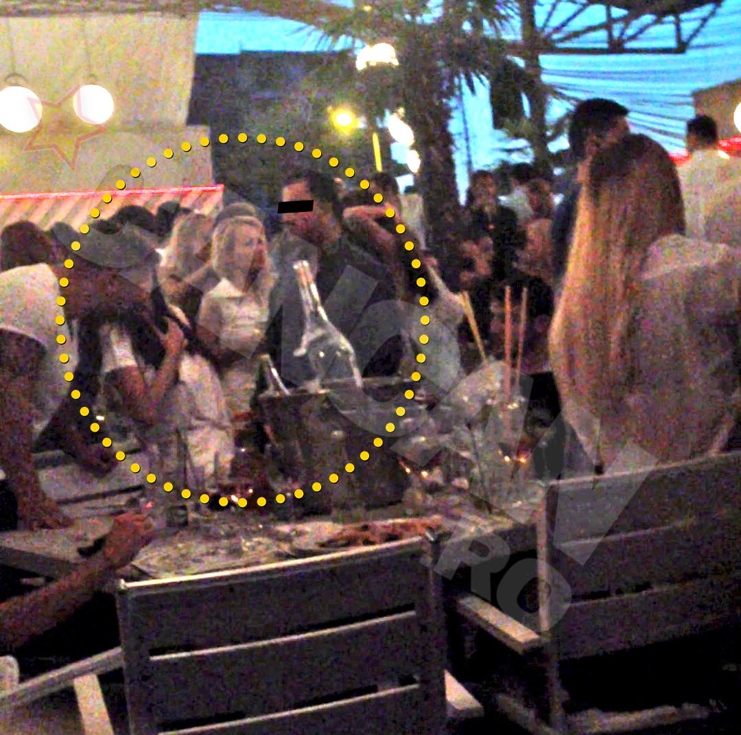 In primul local, Ramona a preferat sa ramana la masa si sa socializeze cu domnii