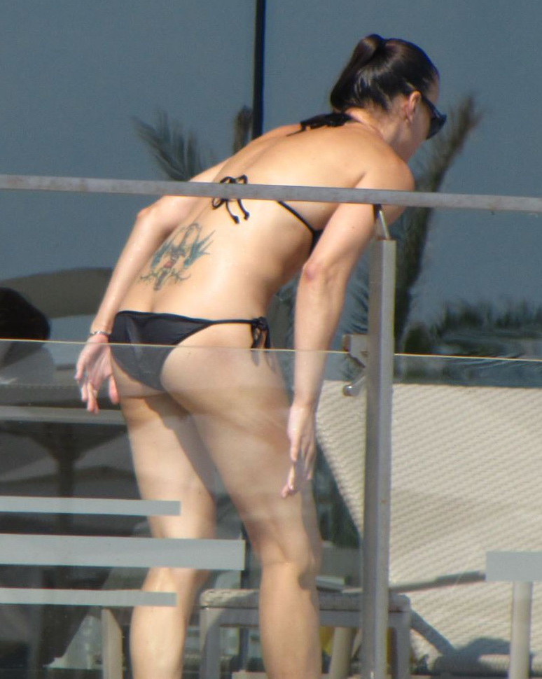 Raluca si-a etalat mandra tatuajul de pe spate