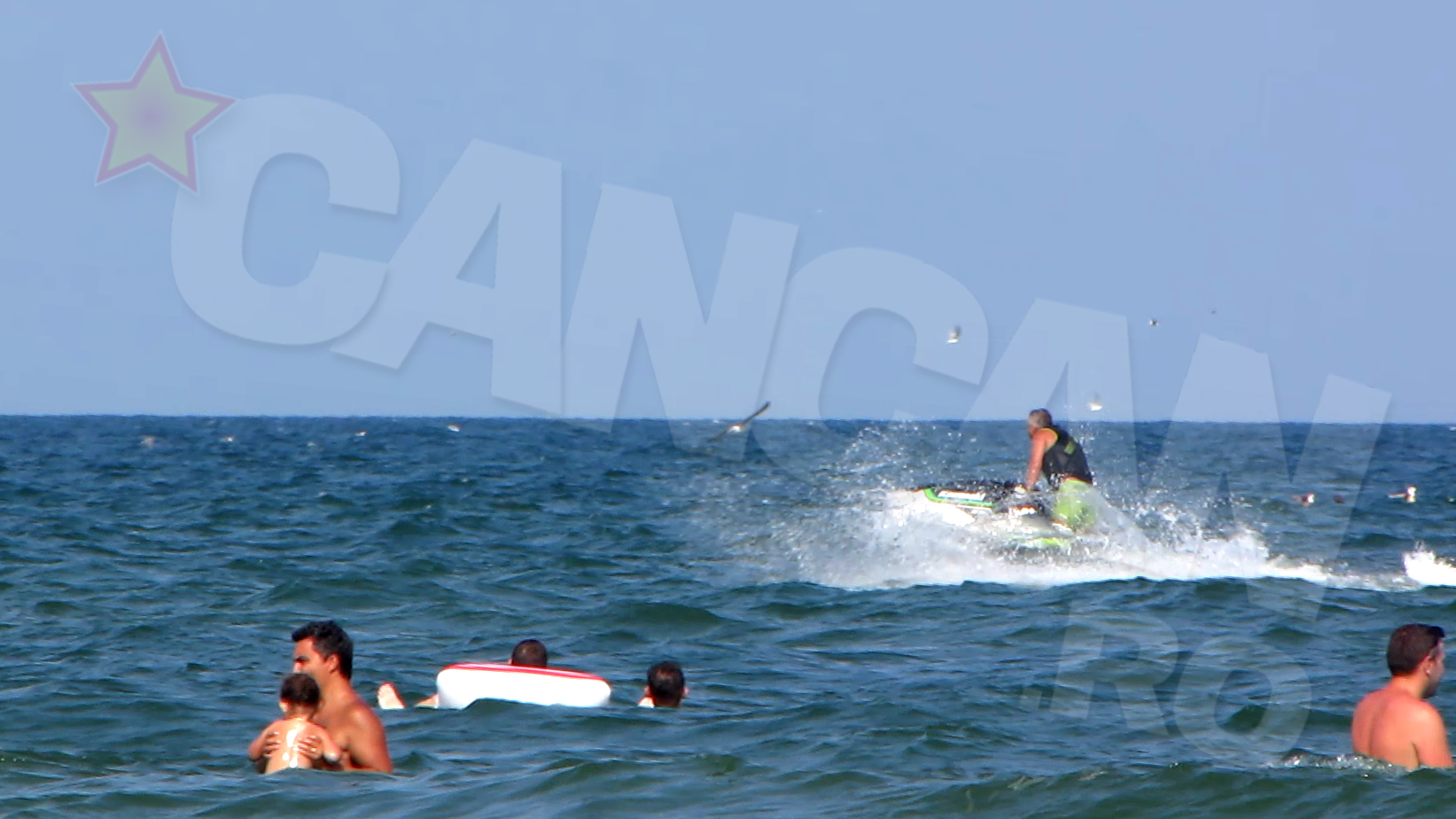 Ministrul de Finante s-a plimbat cu skijet-ul mult prea aproape de turistii care faceau baie in mare