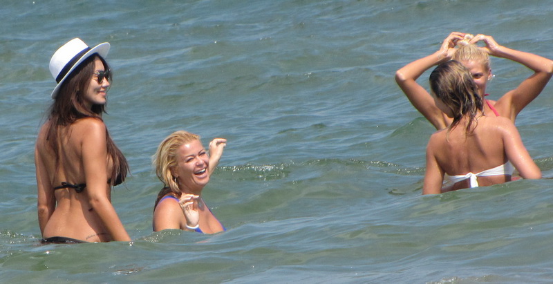 Fara vreun barbat in anturajul ei, Leta s-a distrat de minune cu prietenele ei