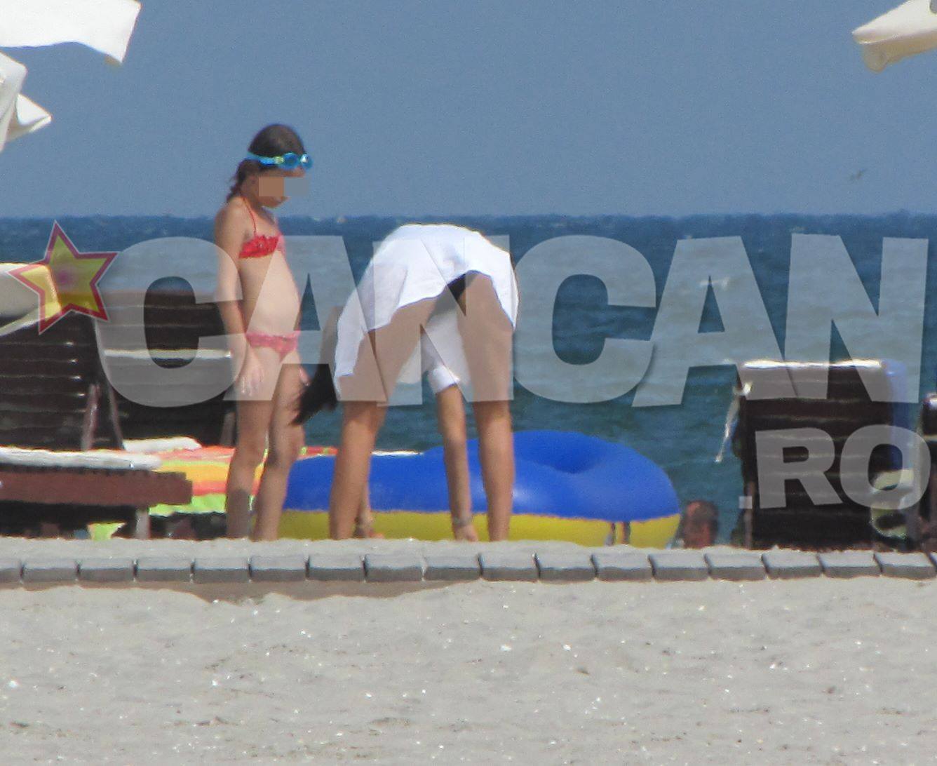 Anca alaturi de unul dintre micuti.