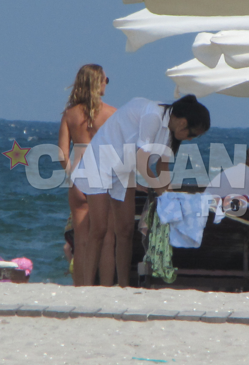 Toata ziua a stat pe plaja cu rochita pe ea.