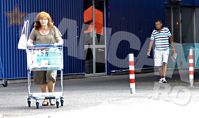 Doamna Patrichi isi menajeaza sotul si il ia cu ea la cumparaturi doar pentru... companie