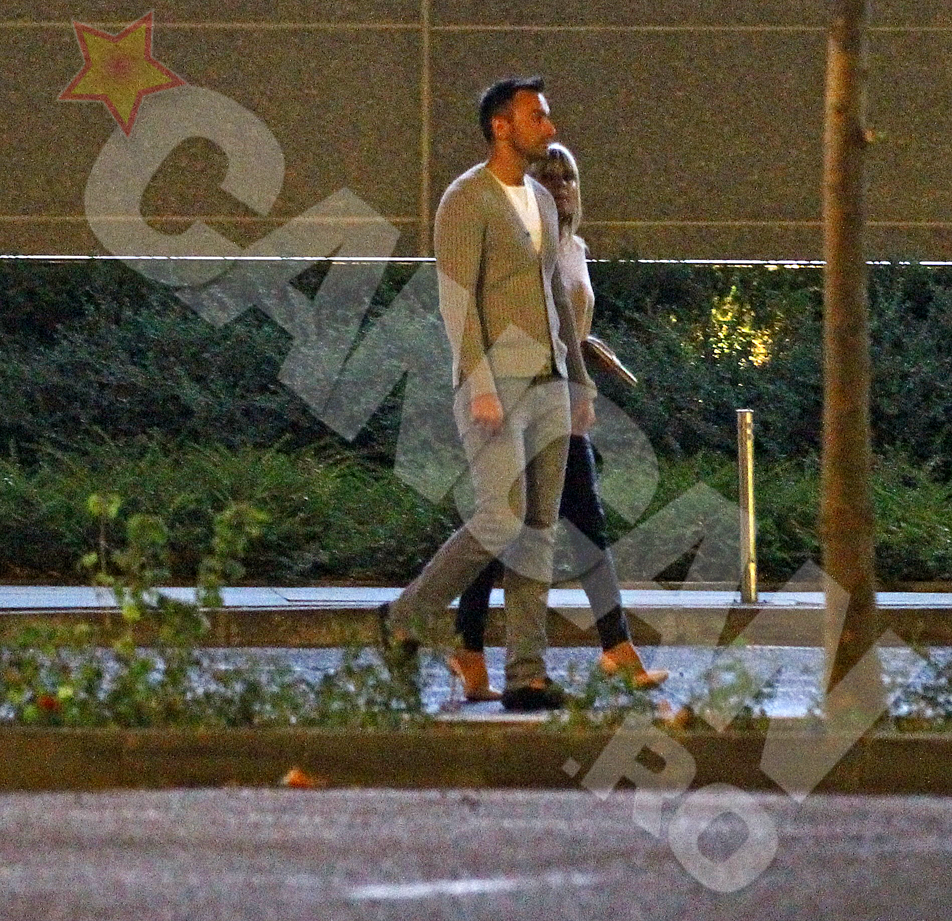 Fostul politician s-a plimbat romantic cu partenerul ei