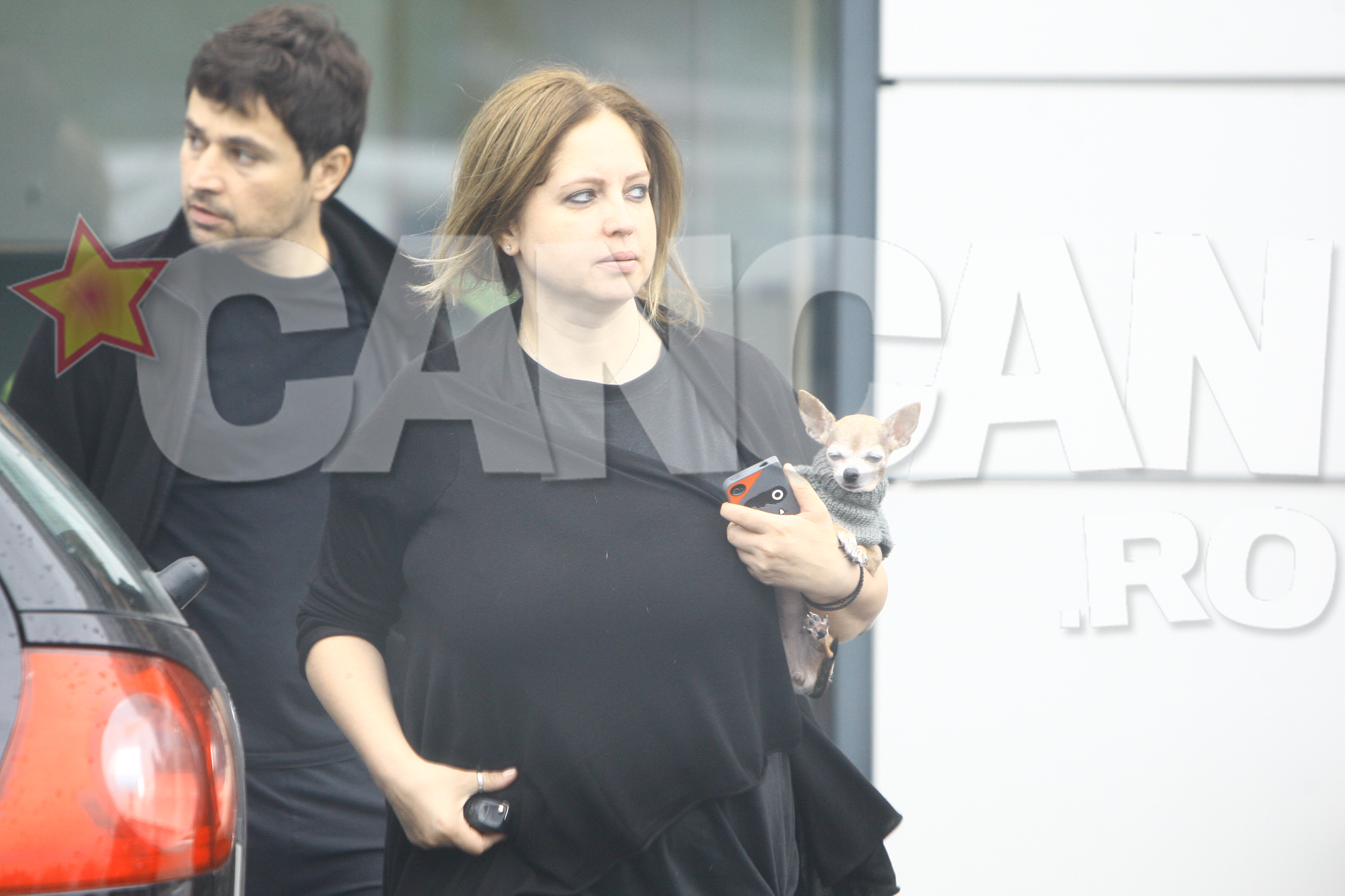 Vedeta este insotita pe tot parcursul drumului de fratele ei.