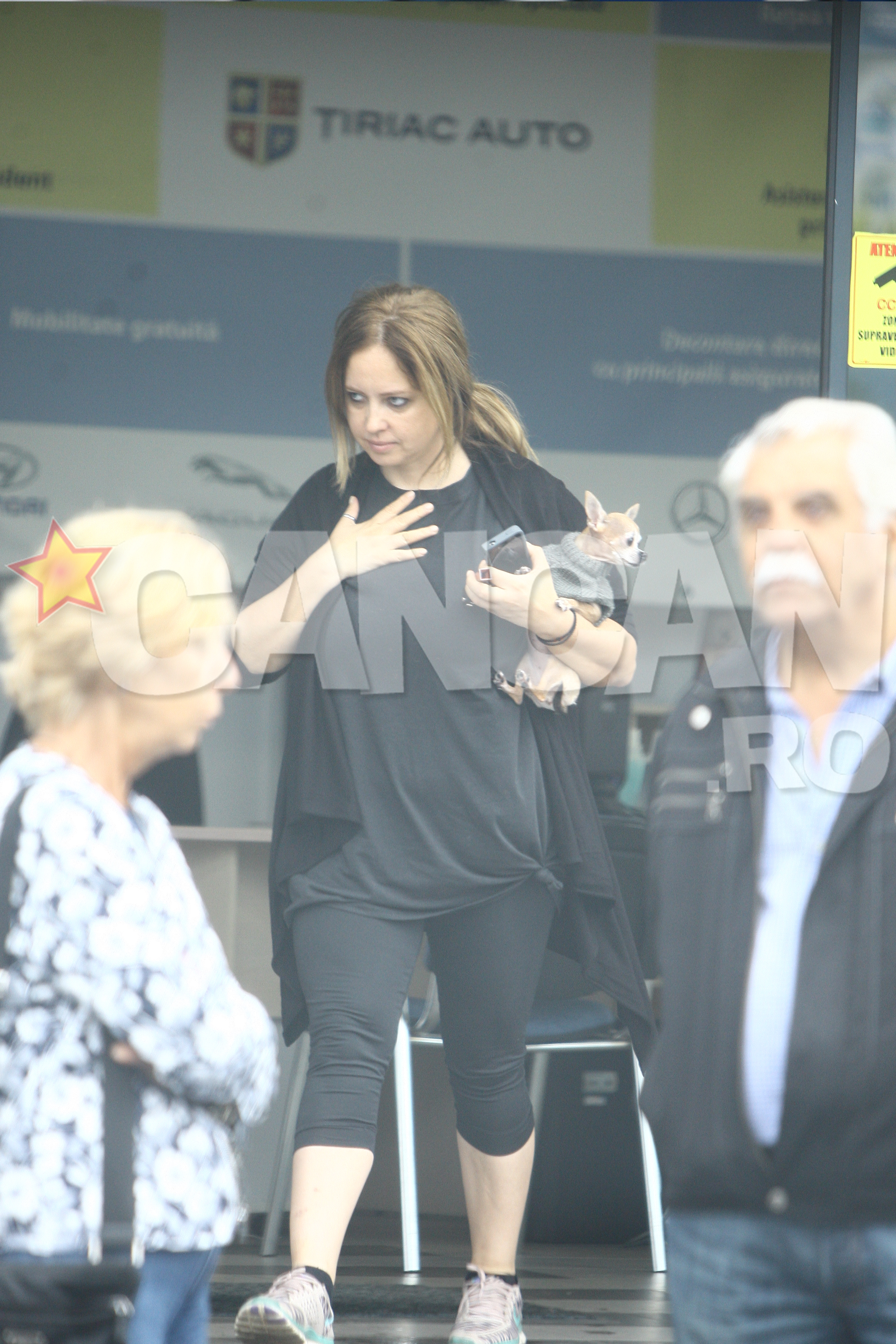 Vedeta a fost insotita de patruped.