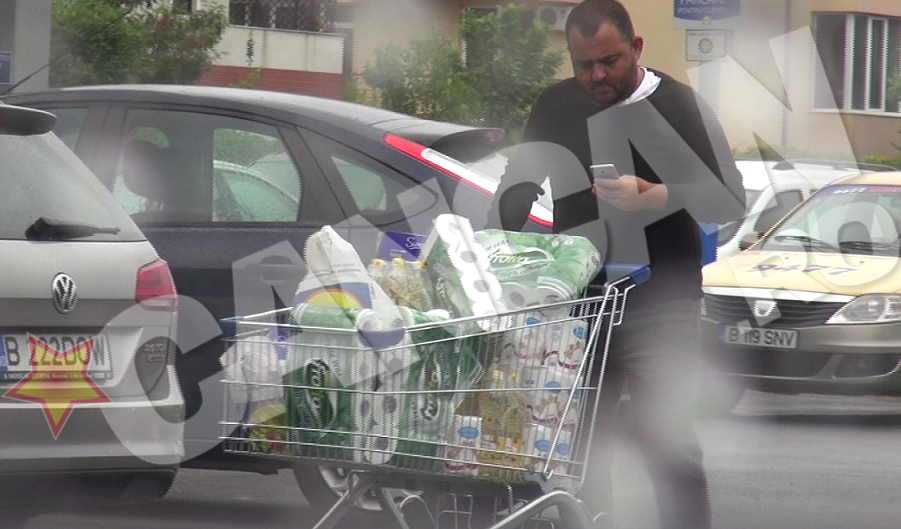 Barbatul a asezat singur produsele in portbagaj