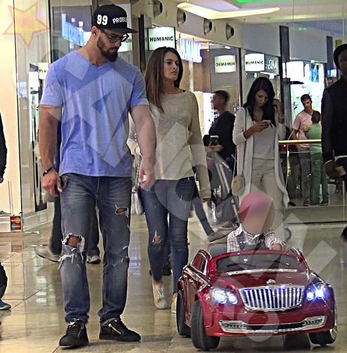 Raluka si-a insotit noul iubit si pe fiul acestuia, la mall