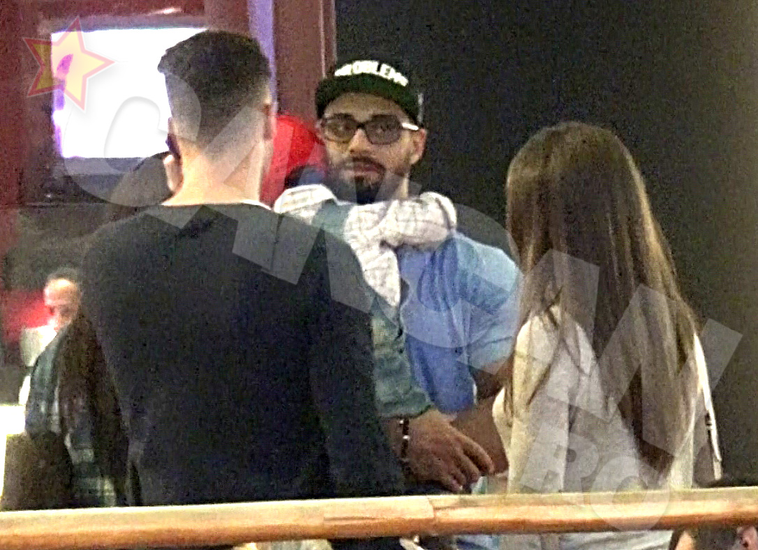 Baietelul este foarte atasat de tatal lui