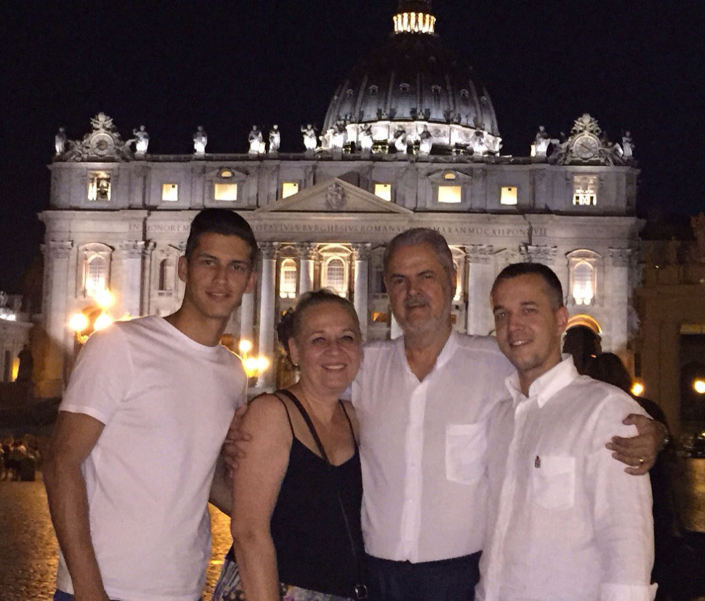 Fostul premier Adrian Nastase se mandreste cu familia sa