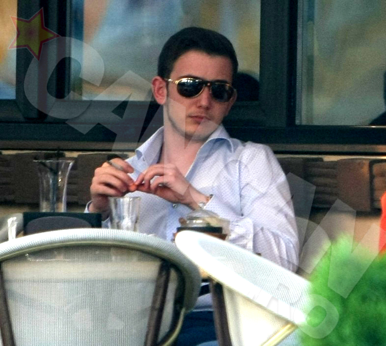 Stefan Timis isi omoara timpul in cafenele de lux