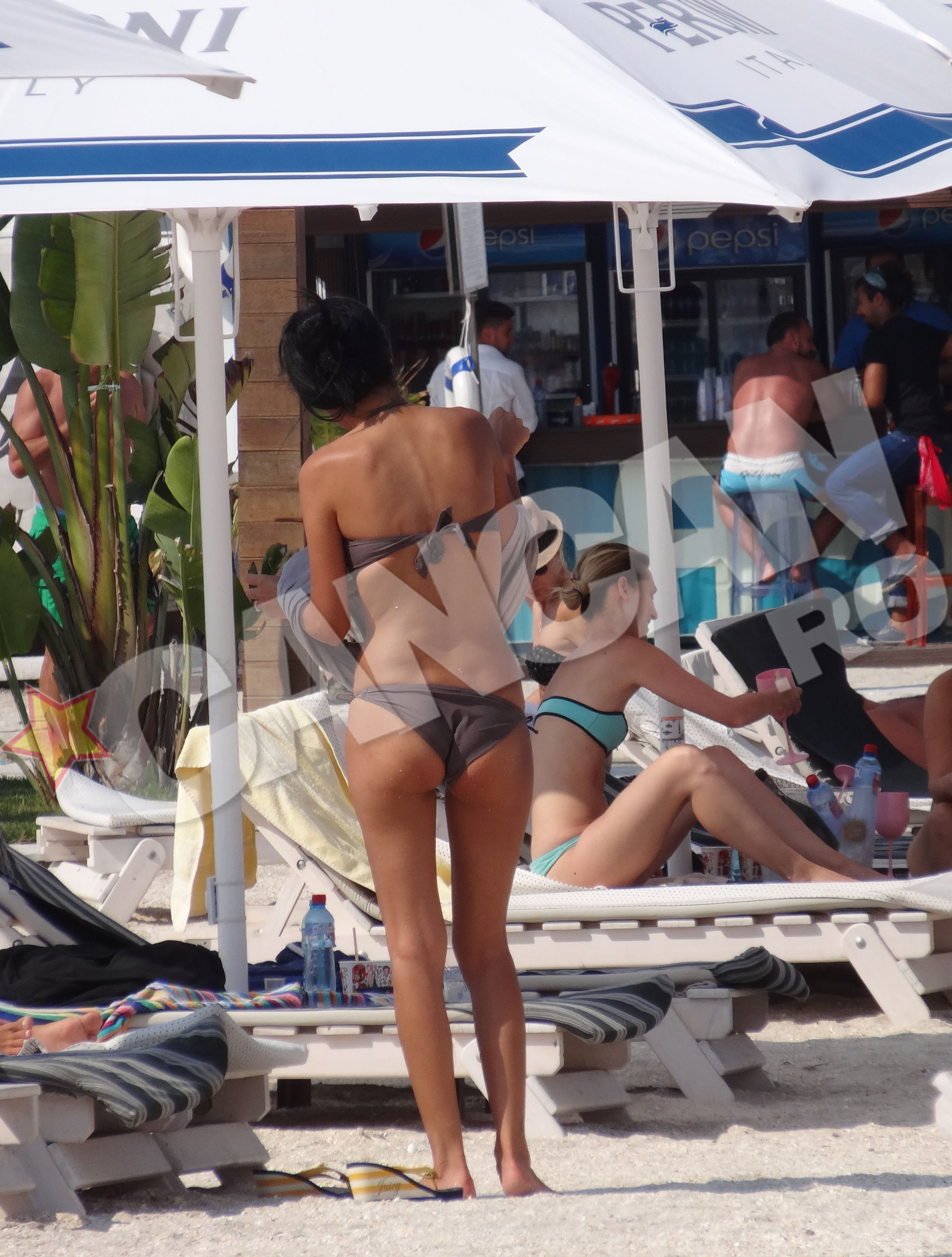 Bruneta se retrage pentru cateva minute