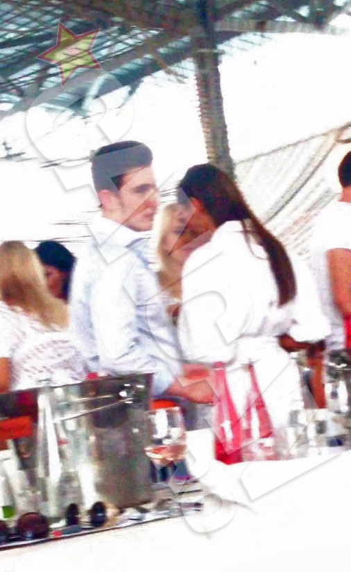 Roxana a dansat de mama focului, in timp ce Stefan s-a imprietenit mai bine cu...paharul