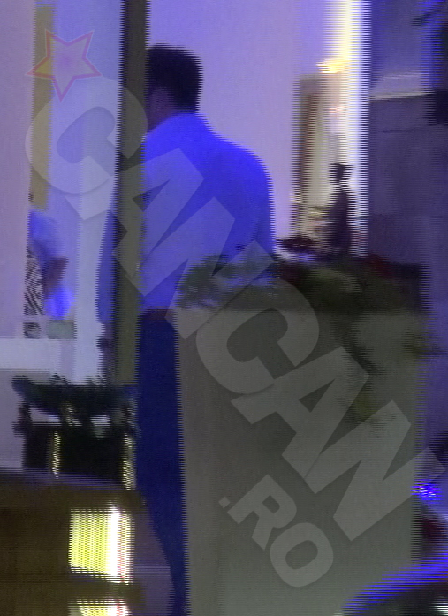 Noaptea tarziu, Stefan Timis s-a grabit sa intre in hotel...ce-i drept, pe trei carari
