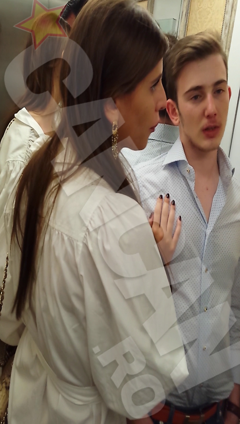 In lift, impresionata de starea...euforica a lui Stefan, Roxana l-a sarutat pe obraz, apoi l-a sprijinit temeinic