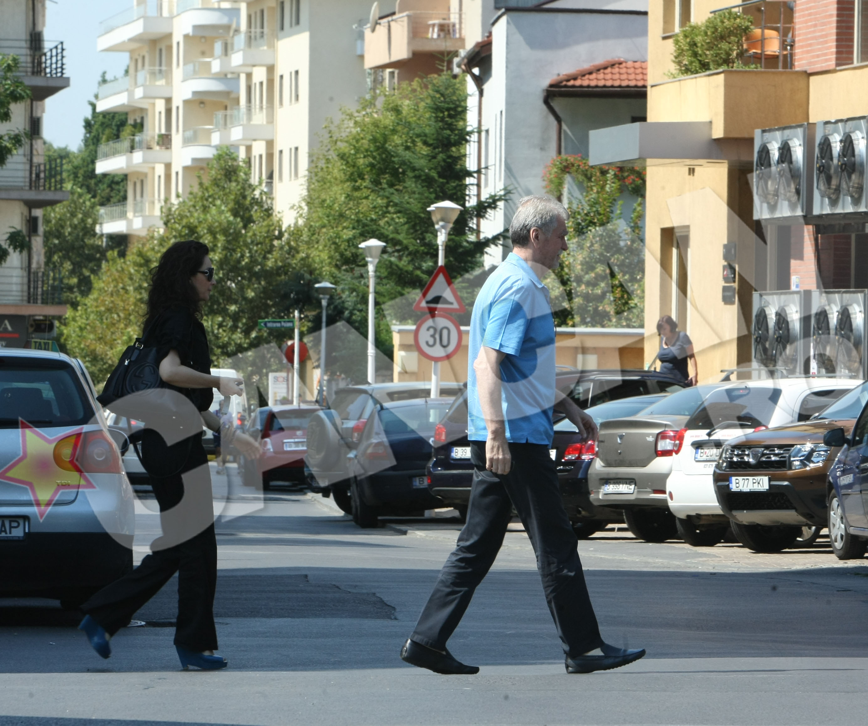 Cei doi merg spre restaurant