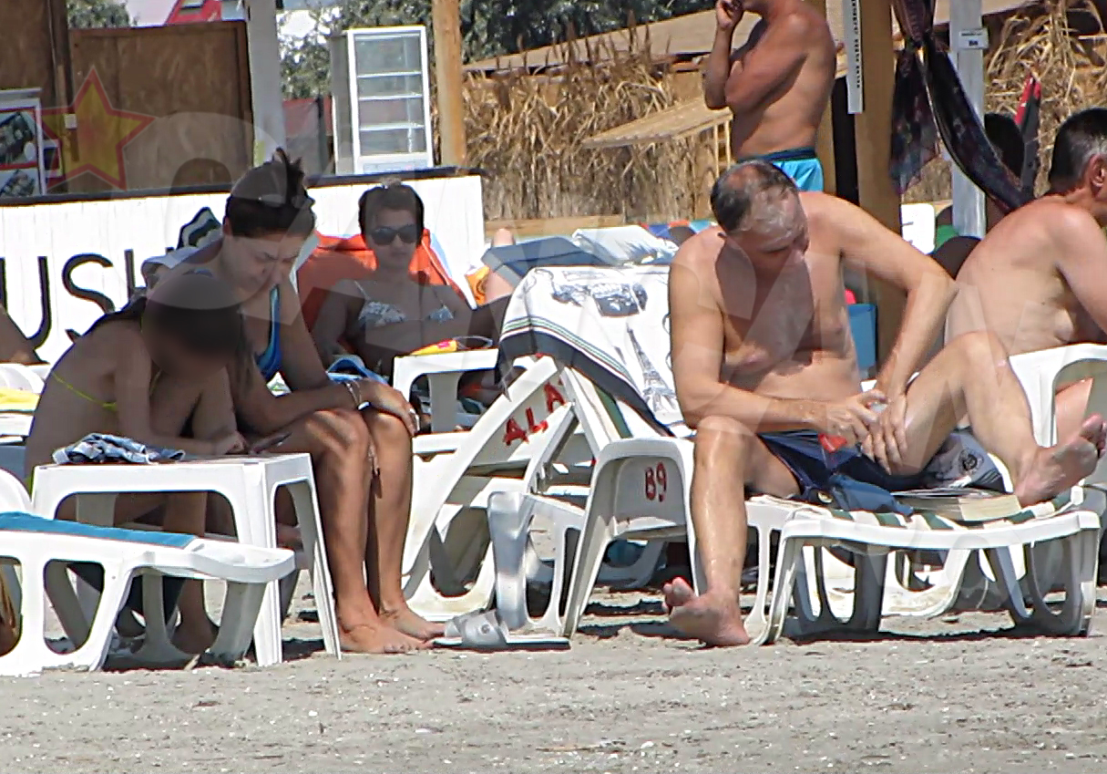 Coapsele lui Geoana n-au scapat neprotejate de soare