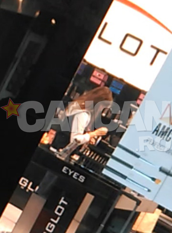 Tanara se uita la farduri