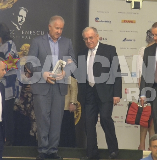 Fostul presedinte il ajuta pe barbat sa coboare scarile