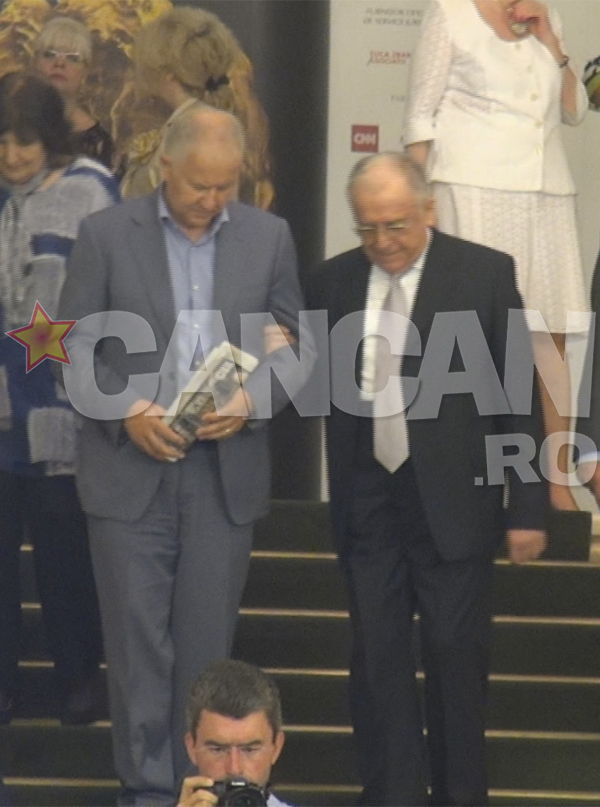 Cei doi coboara scarile incet si atent