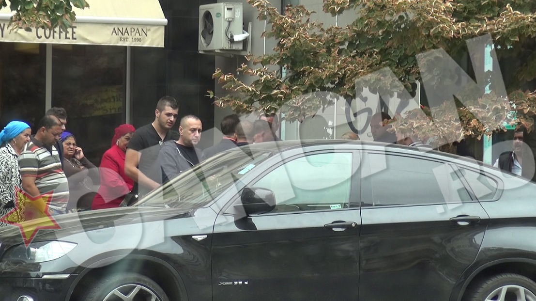 Leo de la Strehaia a negociat cu satra la cofetarie