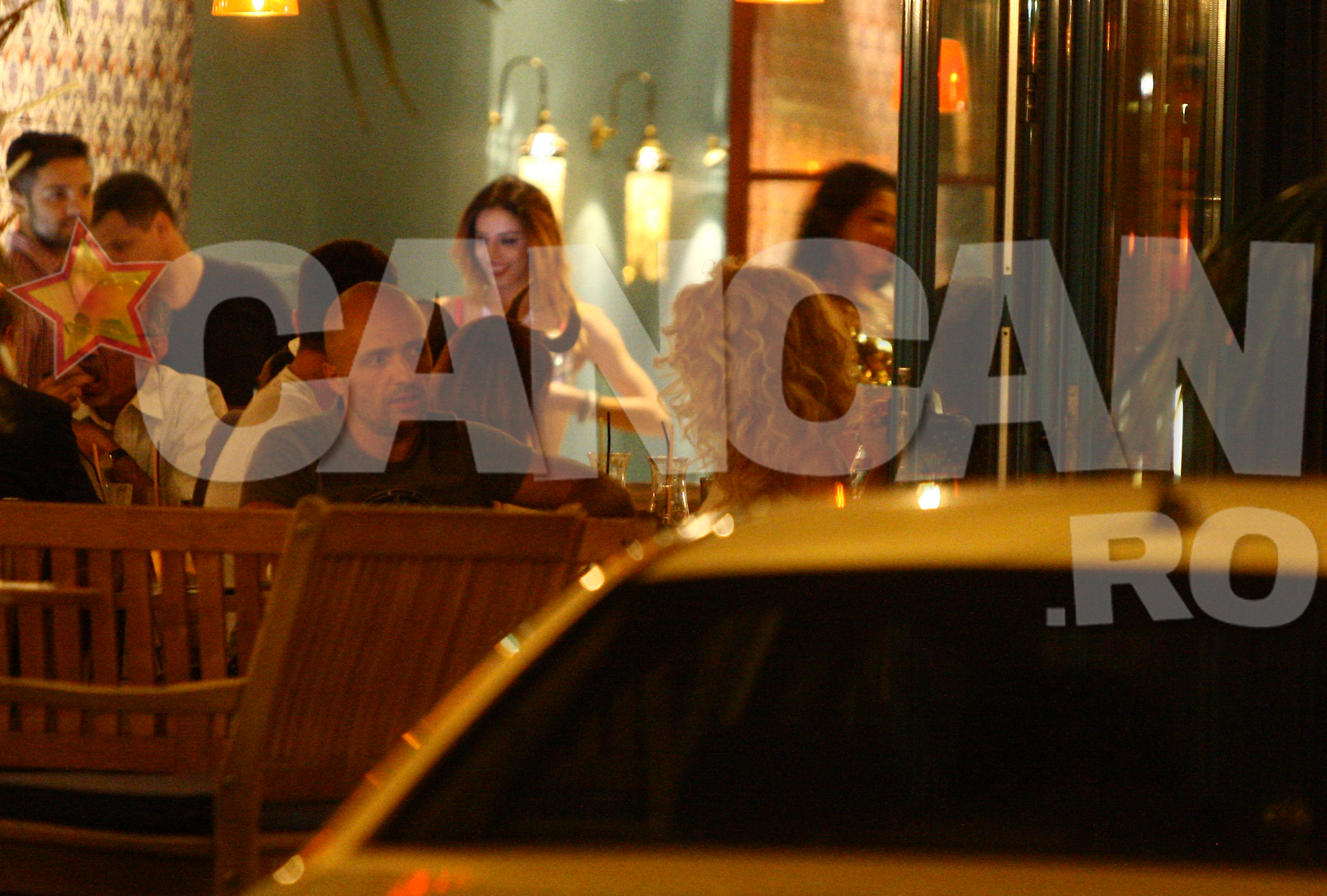 Costi Ionita este foarte atent la ce spune blonda misterioasa