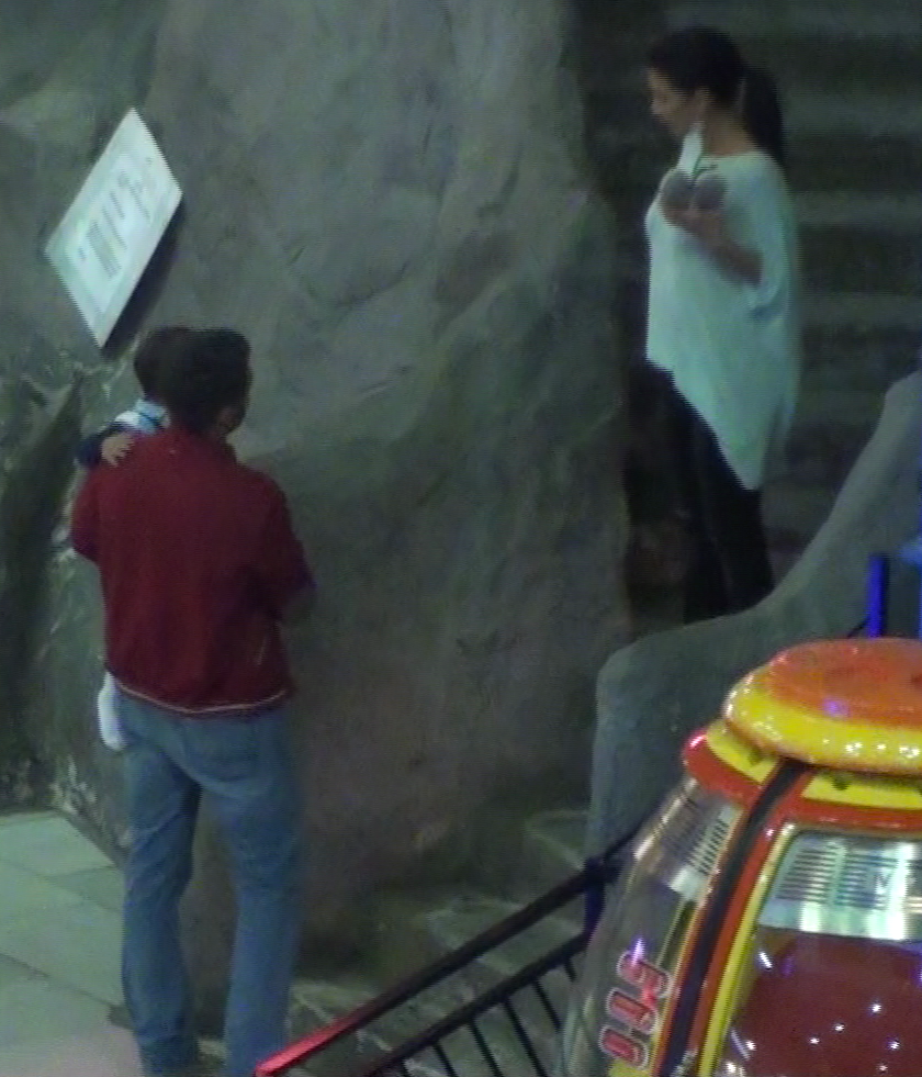 Mario, sotia si copilul s-au distrat intr-un mall din Capitala