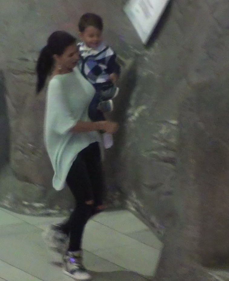 De fiecare data cand micutul ajungea jos, mama lui il ducea la tatal sau, cel care il lansa intr-o noua tura pe tobogan