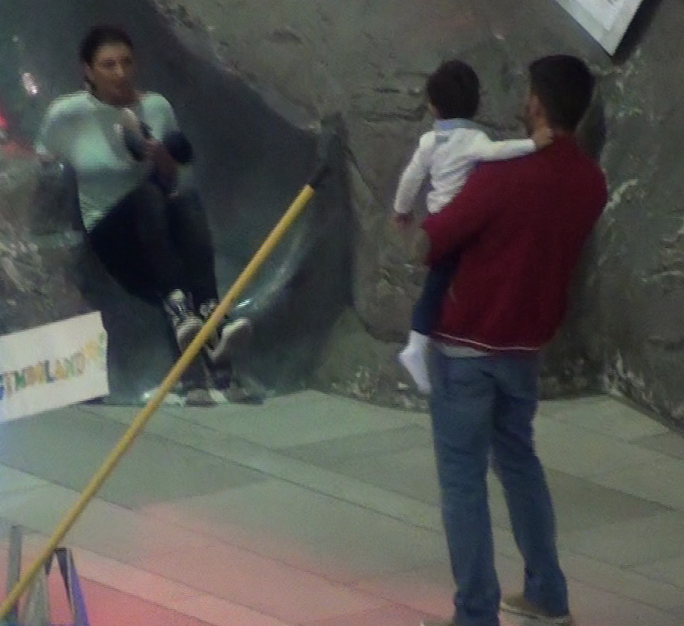 Sotia lui Mario a incercat toboganul destinat celor mici