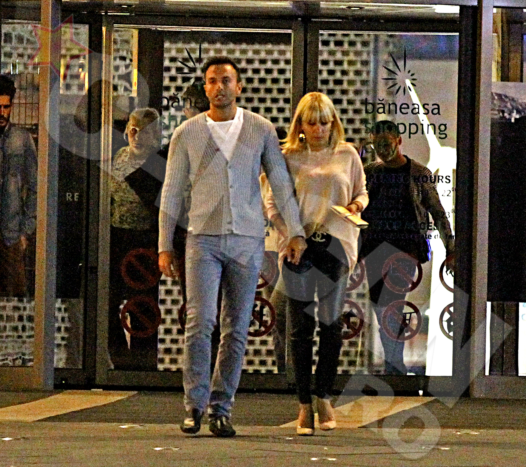 Elena Udrea si iubitul ei ies din mall tinandu-se de mana