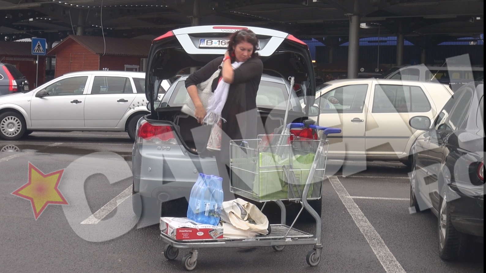 Si-a aranjat atent produsele in portbagaj