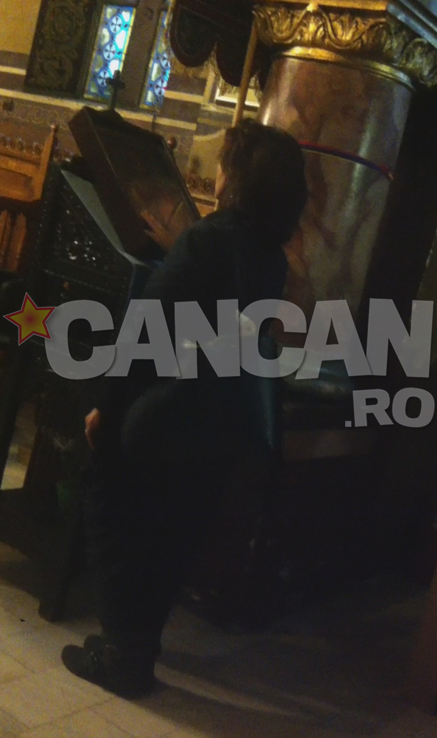 Actrita se roaga la o icoana