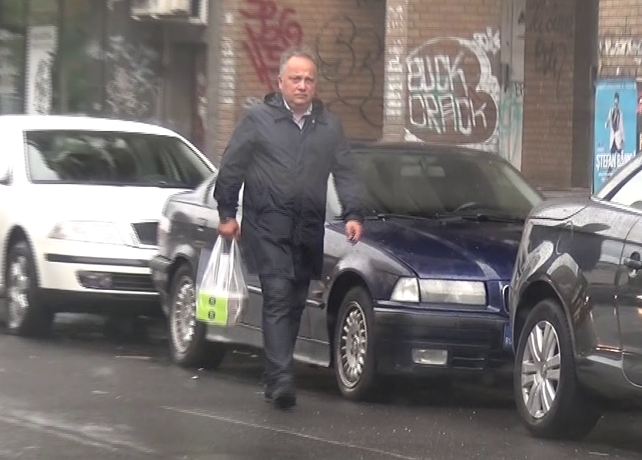 Florica a mers pe jos si si-a cumparat dulciuri