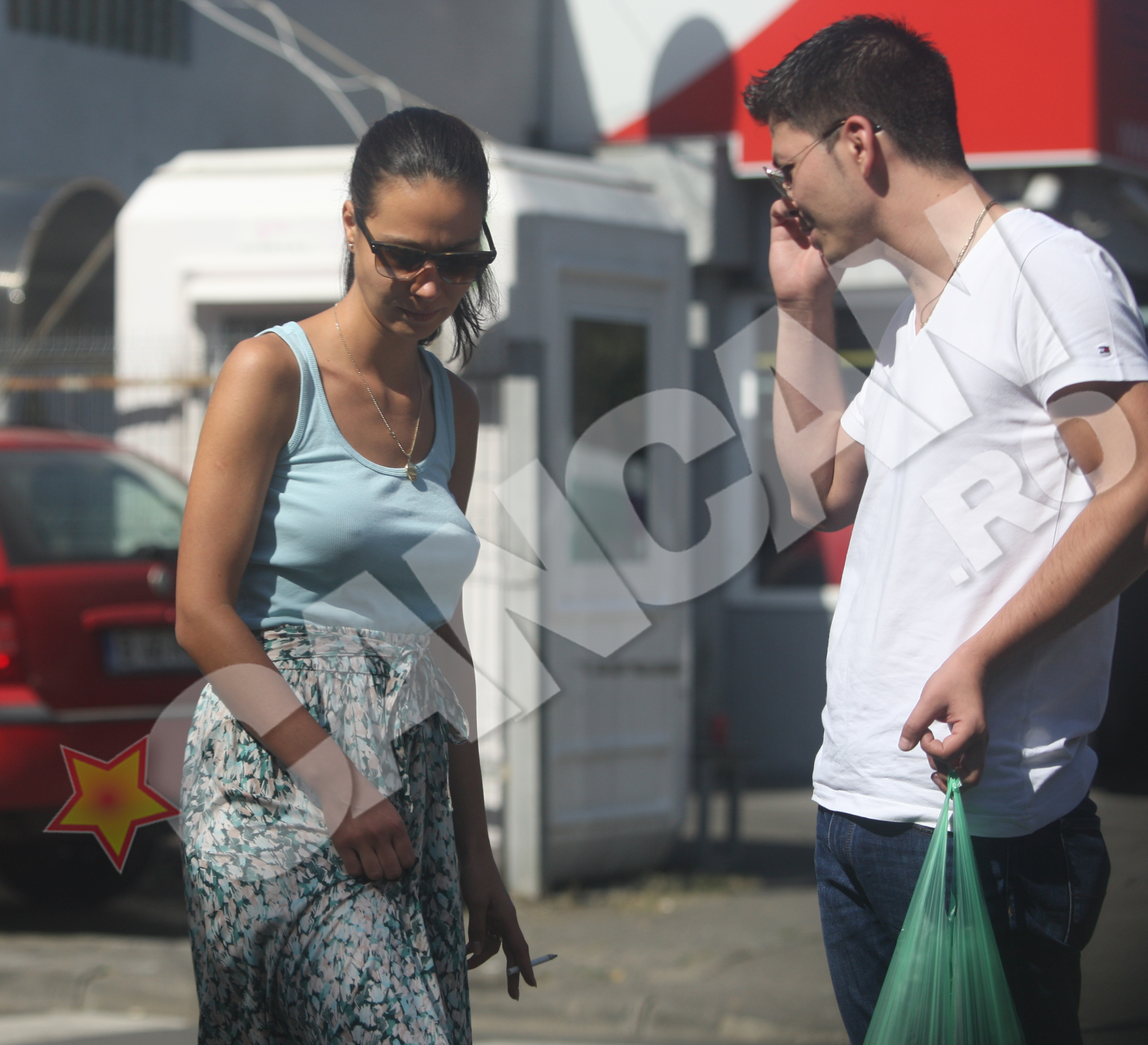 Bruneta a fumat o tigara cu barbatul misterios