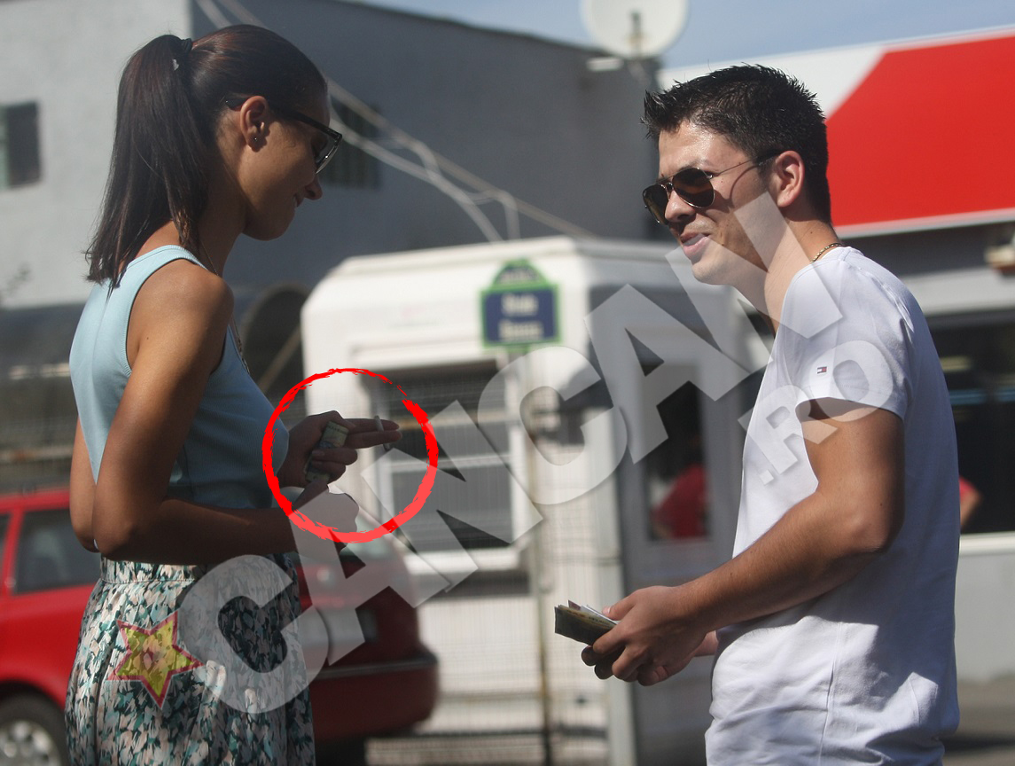 Brunetul i-a dat bani in schimbul chiflelor