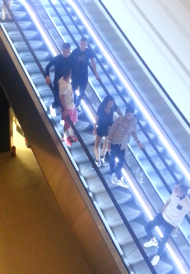 Fotbalistii si iubitele lor s-au indreptat spre parcarea subterna