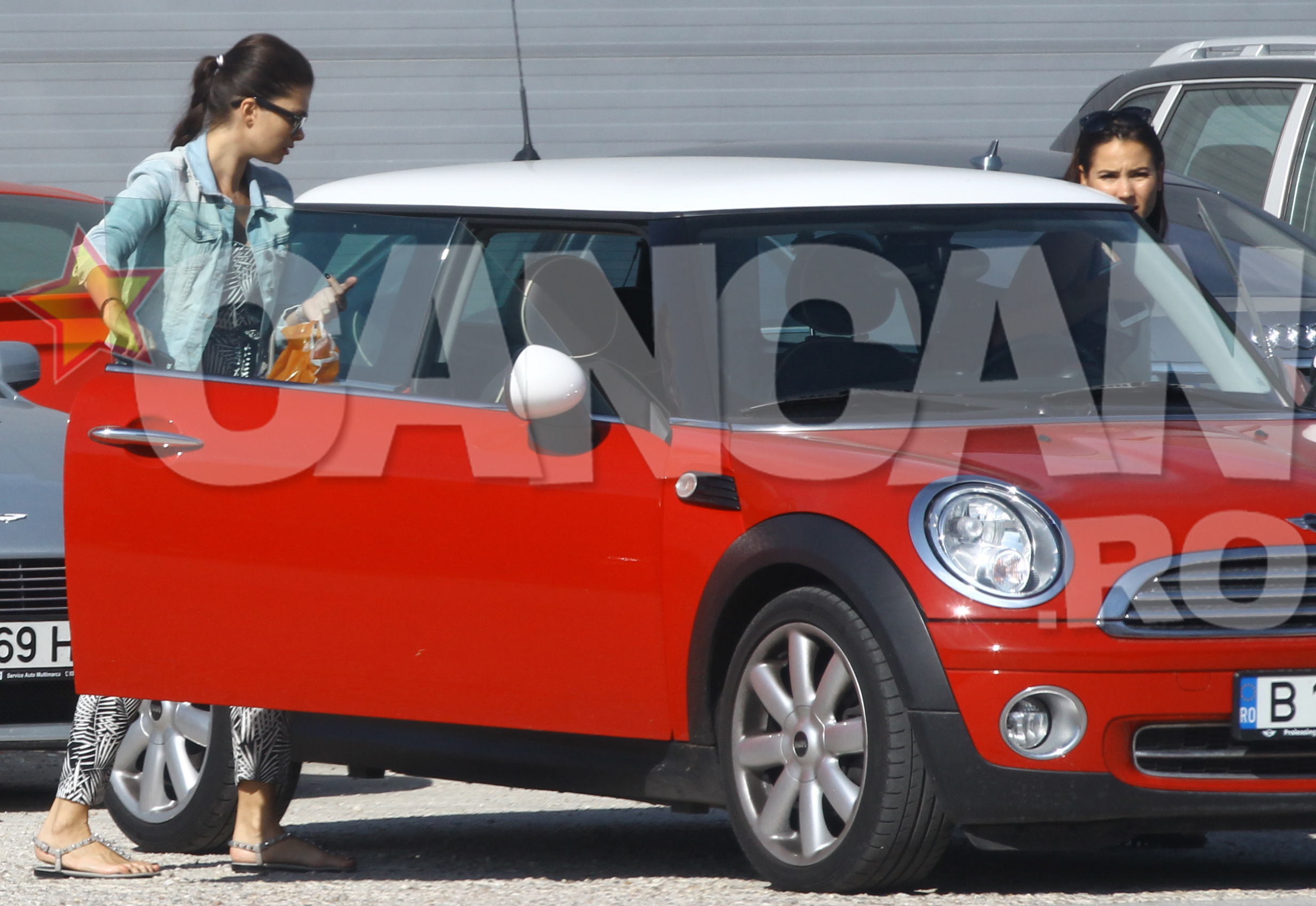 Vedeta a fost la cumparaturi alaturi de o prietena