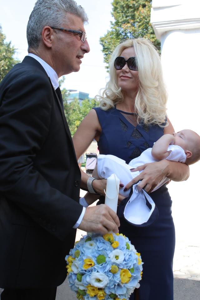 Omul de afaceri si noua iubita s-au asortat si vestimentar