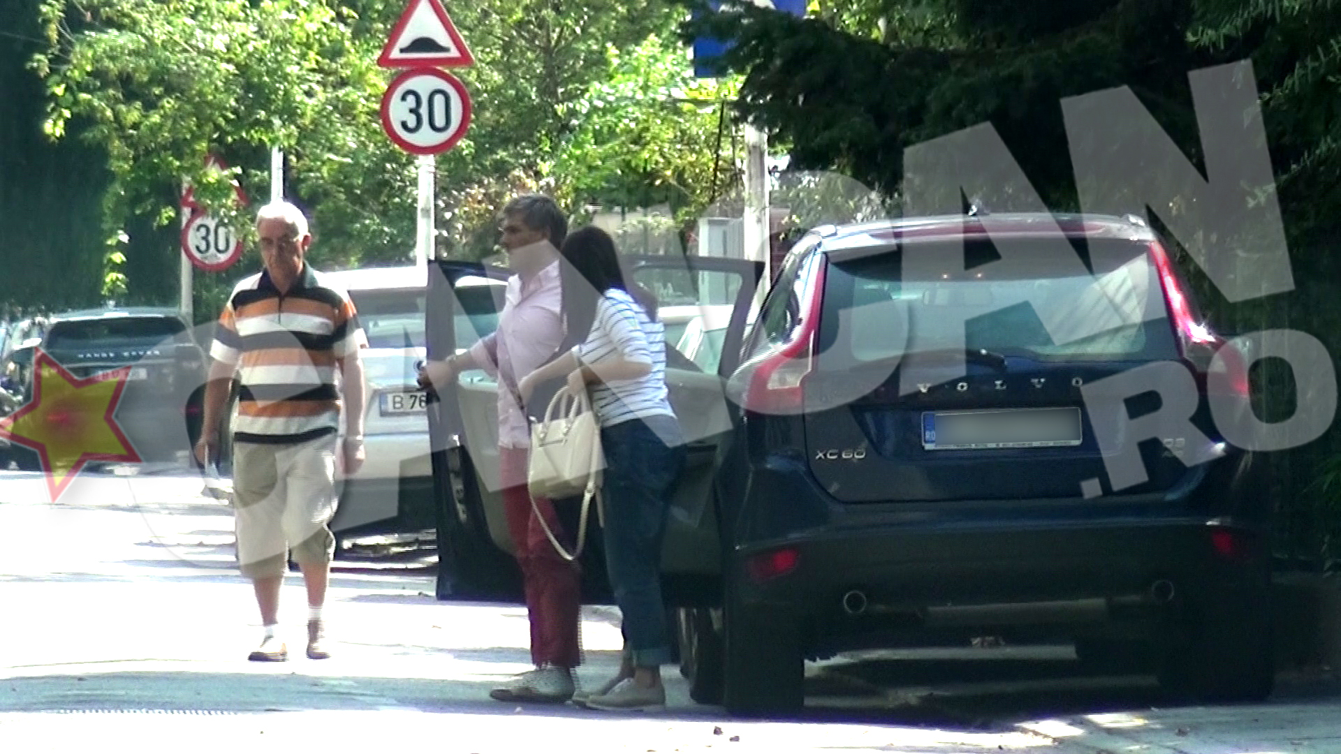 Mircea Radu a coborat cu greu din masina de teren