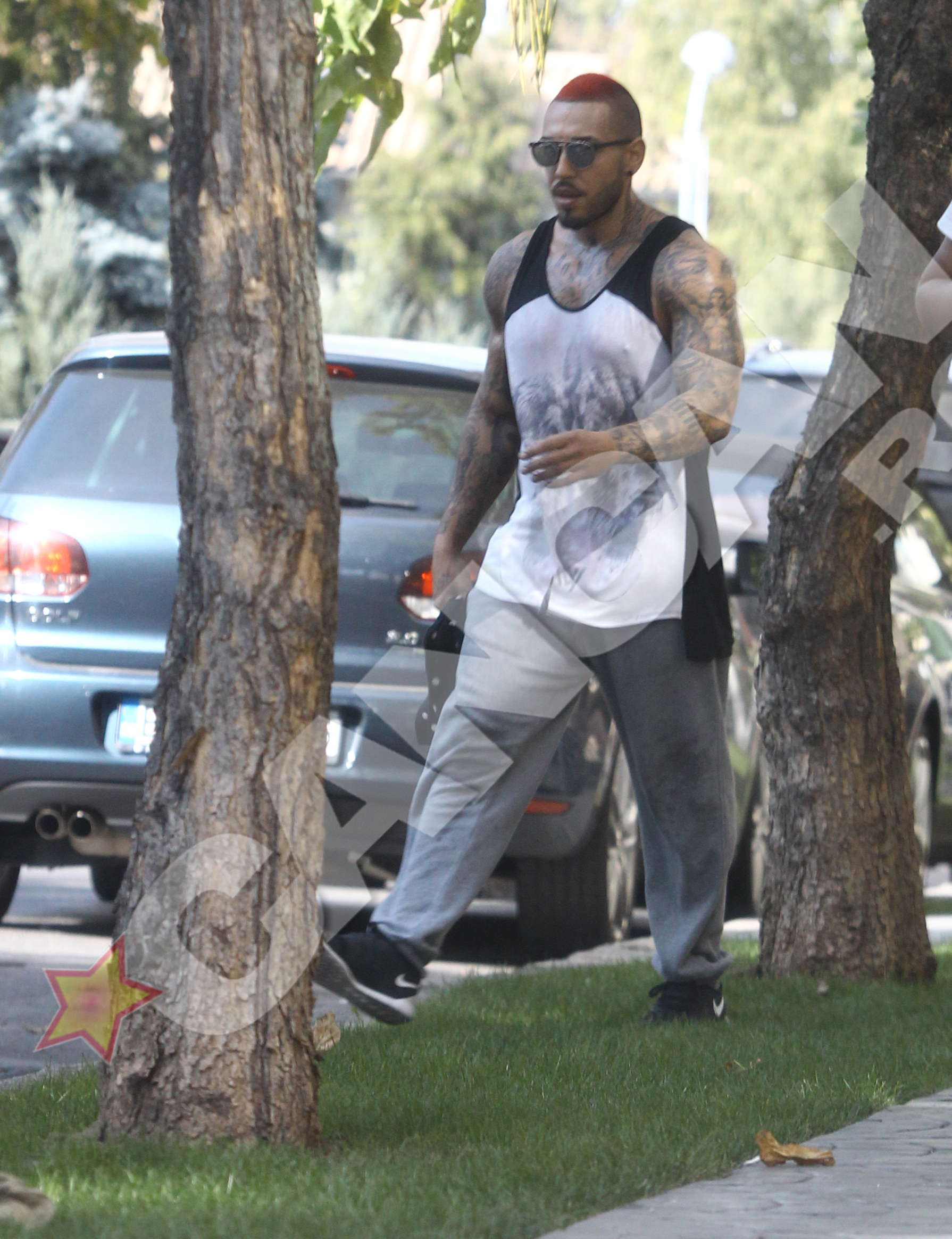 Velea petrece mai bine de o ora in sala